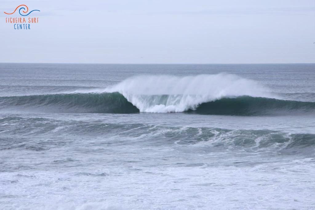 Empty breaking quality waves at Buarcos