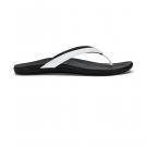 Ho'opio in Whit Sandals